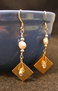 Gold plated diamond squares, teardrop scrystals, silver beads and potato shaped pearls - DSC_1291